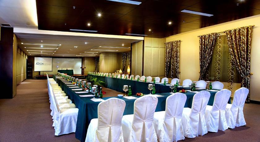 Grand City Hall Hotel & Serviced Residences Medan Exteriör bild