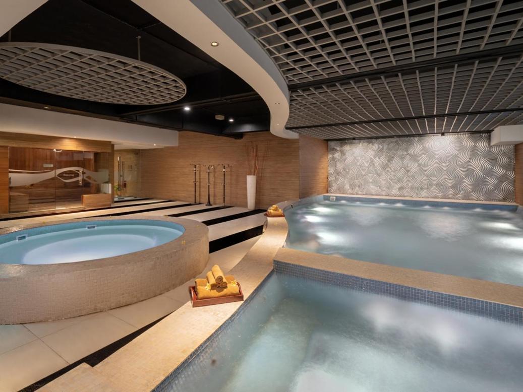 Grand City Hall Hotel & Serviced Residences Medan Exteriör bild