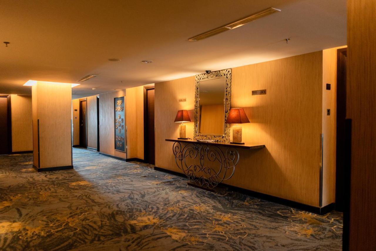 Grand City Hall Hotel & Serviced Residences Medan Exteriör bild