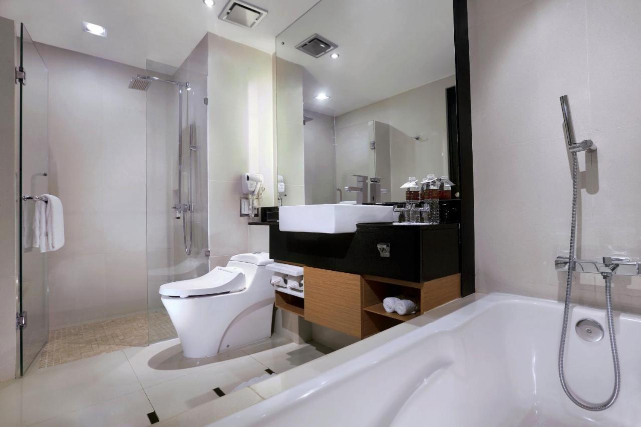 Grand City Hall Hotel & Serviced Residences Medan Exteriör bild