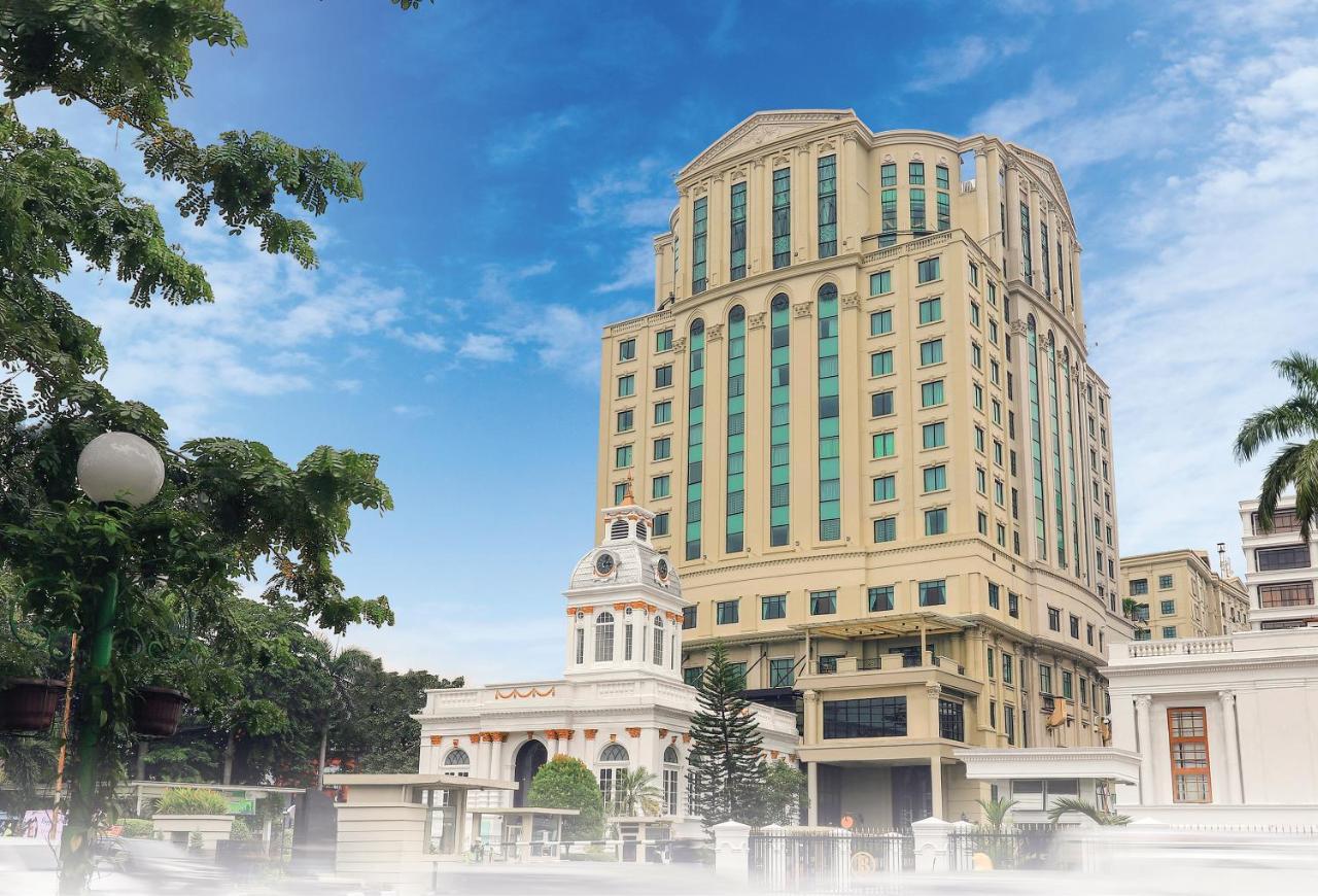 Grand City Hall Hotel & Serviced Residences Medan Exteriör bild